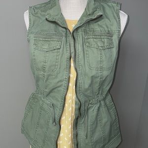 Lovely olive or army green cargo type best with zip front and pockets